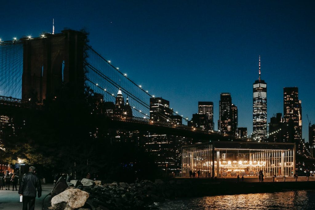 The view of Brooklyn Bridge at night